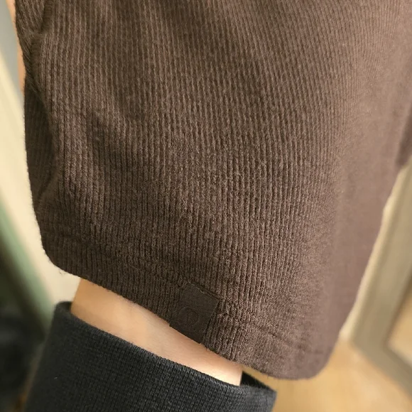 Hold Tight Cropped T-Shirt - Picture 3 of 3